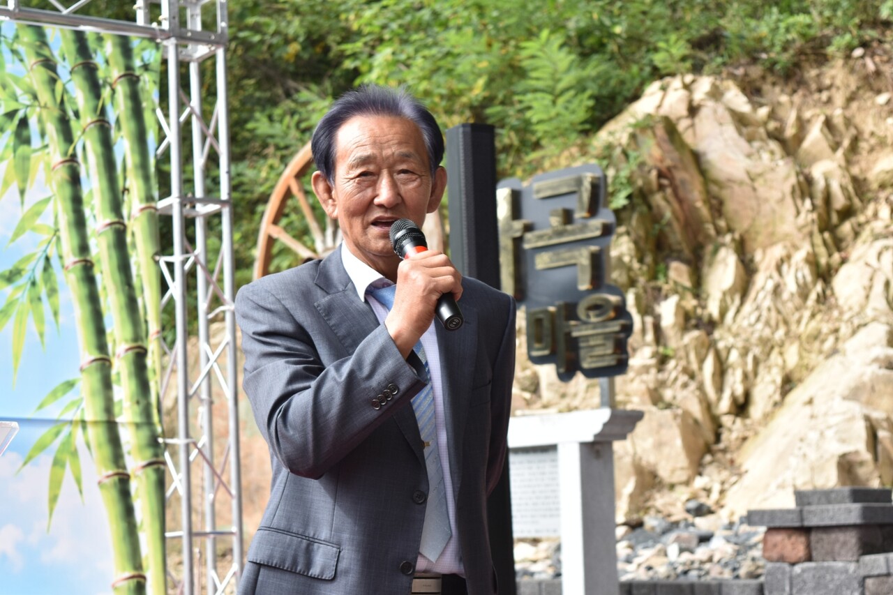심천면 장동2리 장종식 이장이 인사말을 전하고 있다.