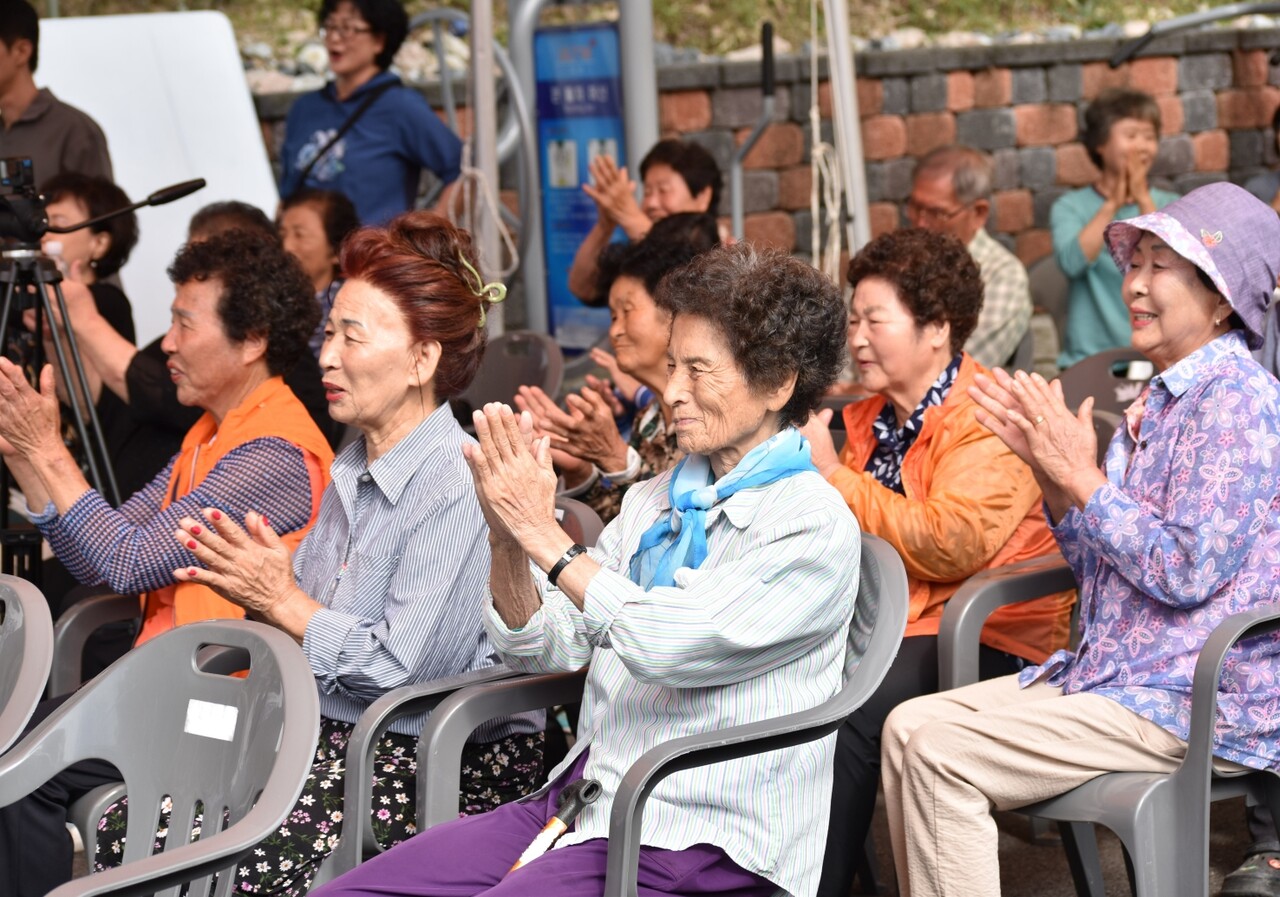 심천중 학생들의 풍물놀이 공연을 관람한 주민들이 박수를 보내고 있다.